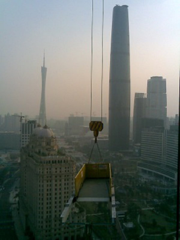 伸縮式卸料平臺(tái)施工中