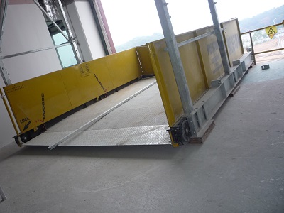 伸縮式卸料平臺安裝圖